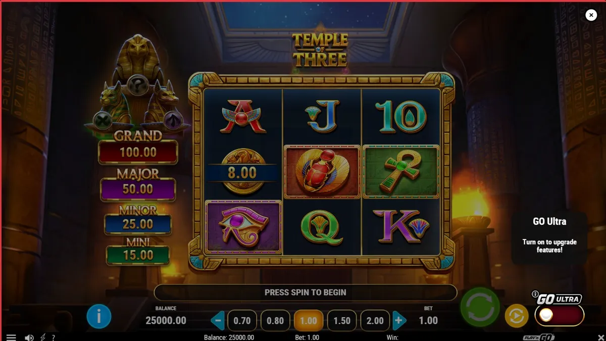 Cena cinematográfica do slot Temple of Three com estátuas de deuses egípcios e moedas de ouro